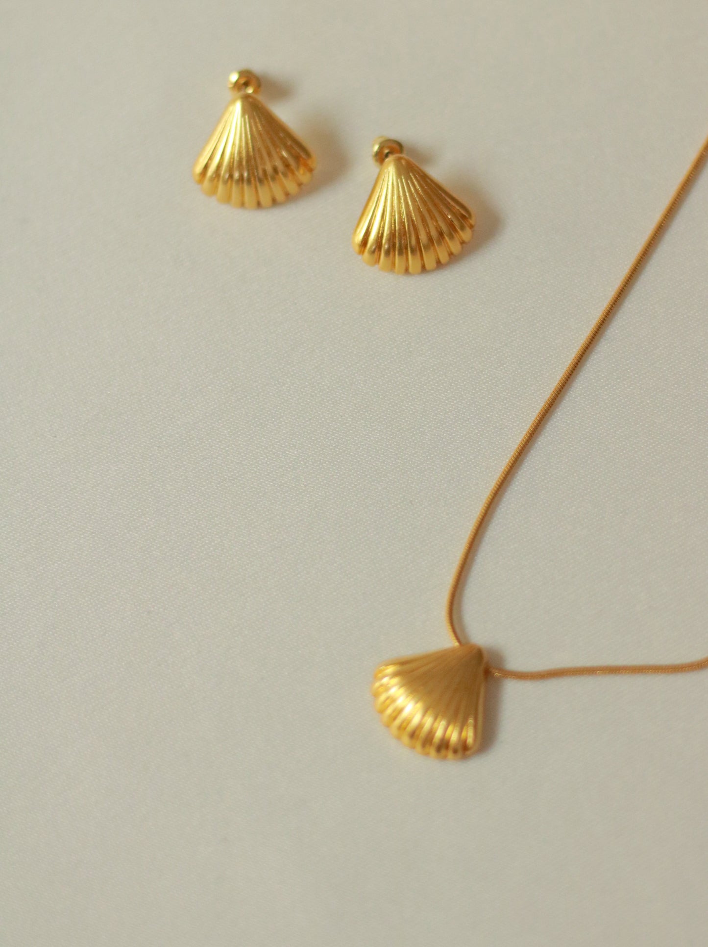 Scallop Earrings Gold